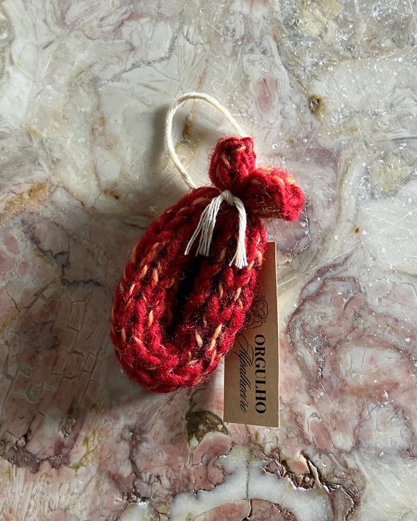 «Cacholeira» <br>Alfinete, Argola ou Porta-Chaves, Ímane e Enfeite ou Pendente <br><div style="color: #CD1C18; font-weight: 700">Mascotes - Orgulho Alpalhoeiro</div>
